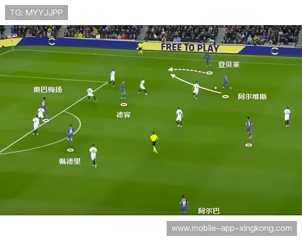 登贝莱外脚背送出妙传，进攻层次拉开