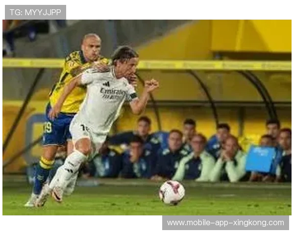 维尼修斯连过三人的节奏变化让皇马边线火力受益匪浅