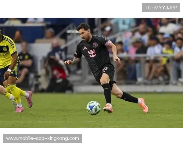 迈阿密国际禁区前沿，梅西左脚起脚